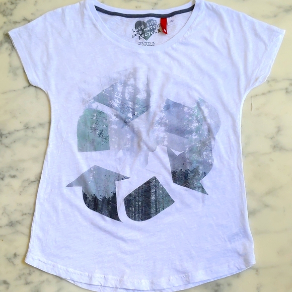 NWOT. H&M 100% Organic Cotton Short Sleeve Loose Fit Tee w/front color patterns. - Picture 3 of 4